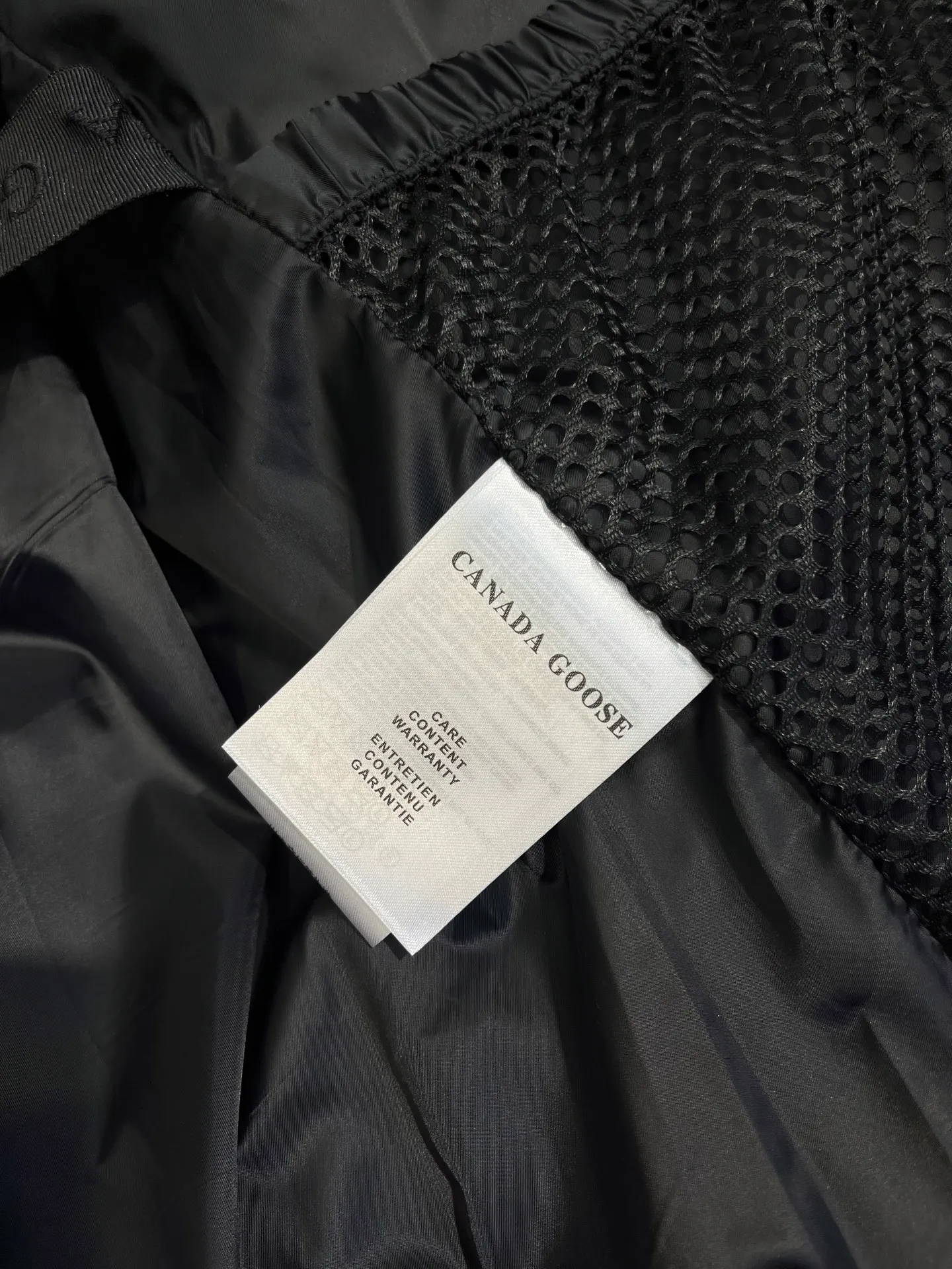 P800 Canada gooes】Large Goose Sleeve Stand Collar Down Jacket The Lawrence Down Jacket provides essential protection for everyday adventures. Delicately soft fabric, this is a water-repellent fabric that is soft to the touch yet durable. Filled with extremely fluffy white duck down. This piece has a quilted body and structured down. Padded collar and reflective double-stripe grip tape. Extended hem and tucked-in inner rib-knit cuffs.  Size: XS-2XL